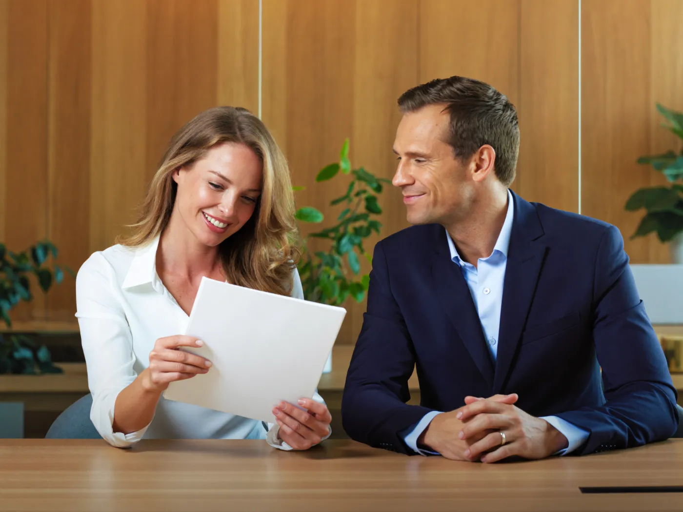 Dos profesionales revisando el plan de adecuación